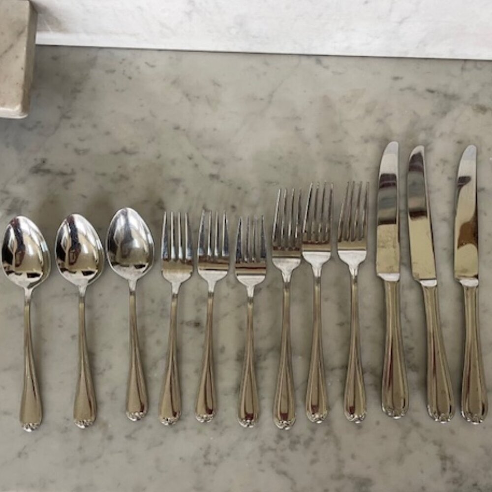 REED & BARTON Select Oval Thread Stainless Steel Flatware 12 Pieces